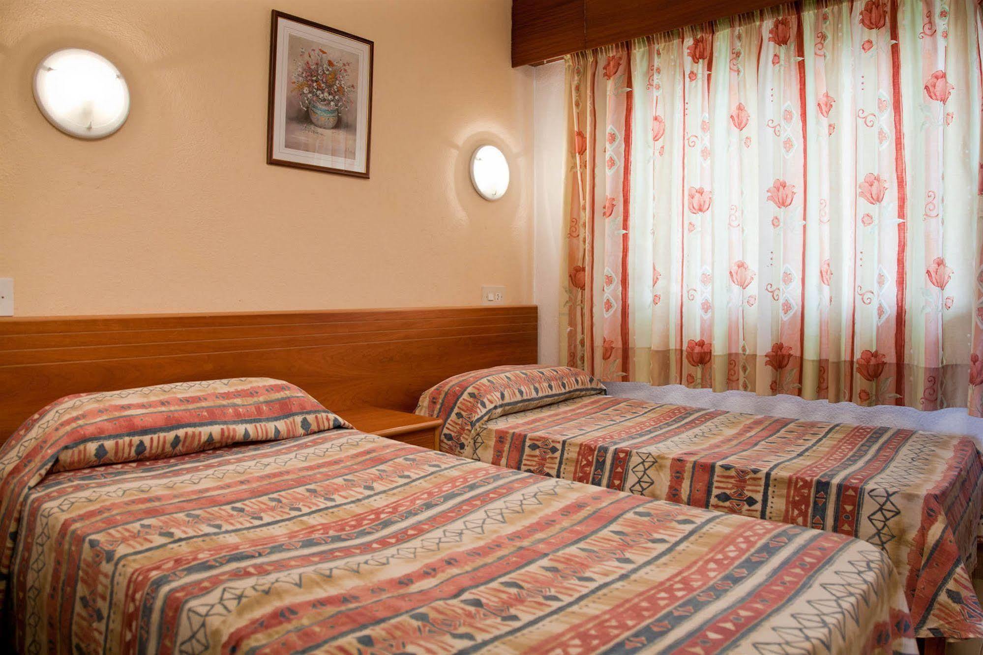 Apartamentos Mira Mola Figueretas Esterno foto